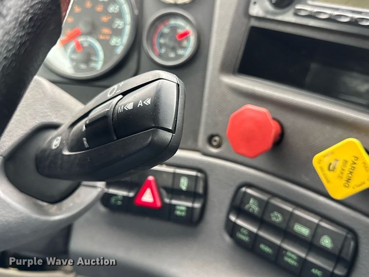 image for item DH9879 2015 Freightliner Cascadia semi truck