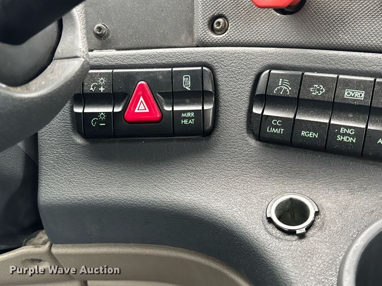 image for item DH9879 2015 Freightliner Cascadia semi truck