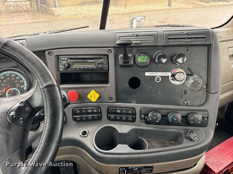 image for item DH9879 2015 Freightliner Cascadia semi truck