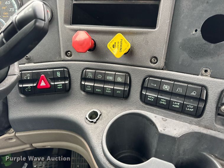 image for item DH9879 2015 Freightliner Cascadia semi truck