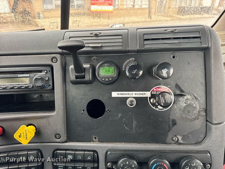 image for item DH9879 2015 Freightliner Cascadia semi truck