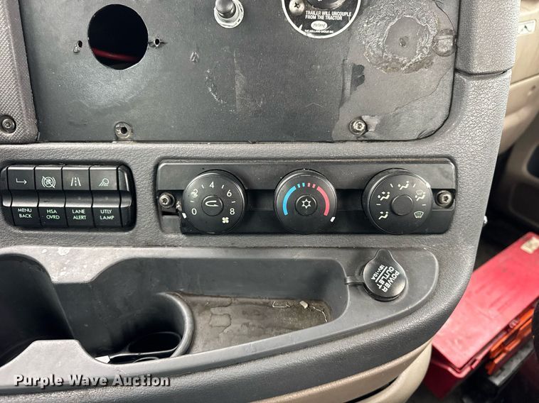 image for item DH9879 2015 Freightliner Cascadia semi truck