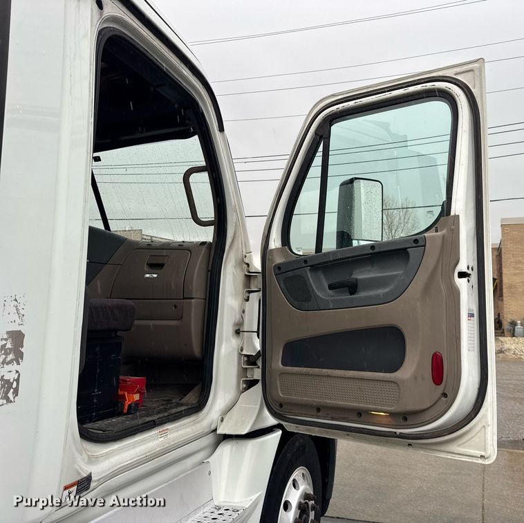 image for item DH9879 2015 Freightliner Cascadia semi truck