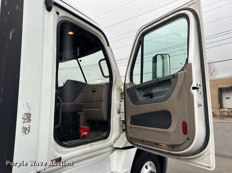 image for item DH9879 2015 Freightliner Cascadia semi truck