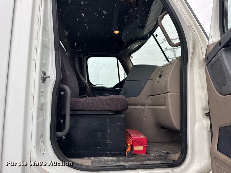 image for item DH9879 2015 Freightliner Cascadia semi truck