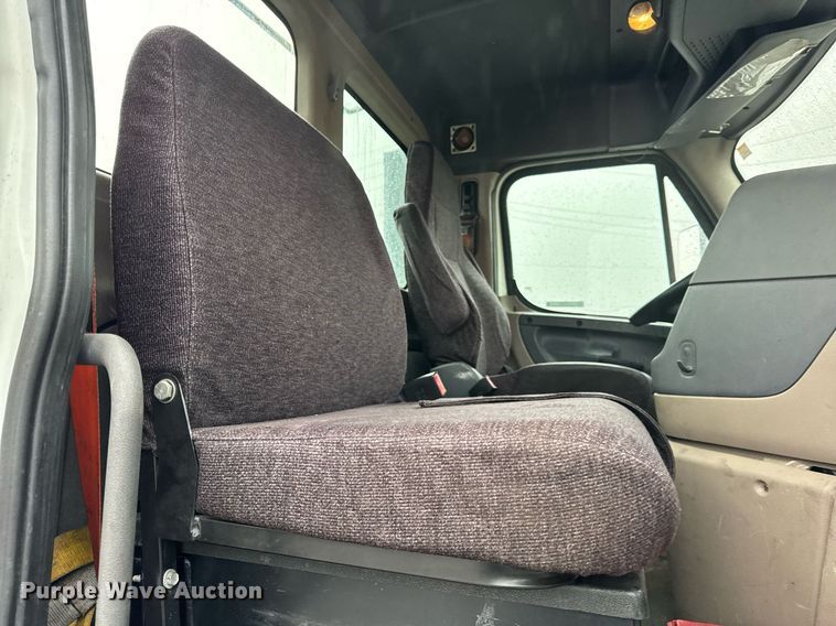 image for item DH9879 2015 Freightliner Cascadia semi truck