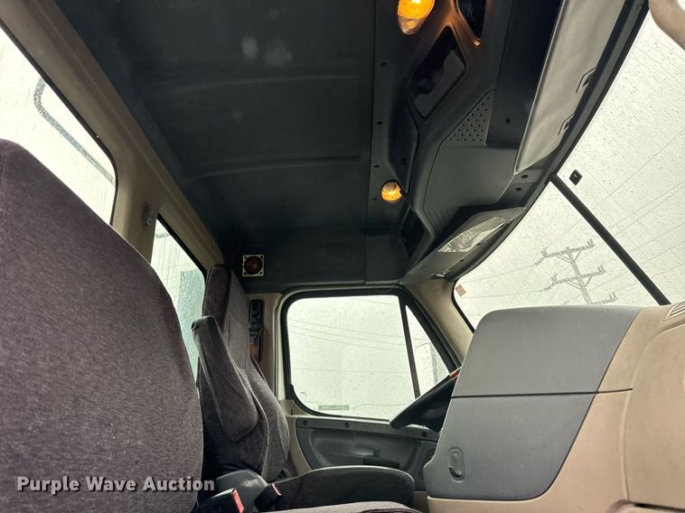 image for item DH9879 2015 Freightliner Cascadia semi truck