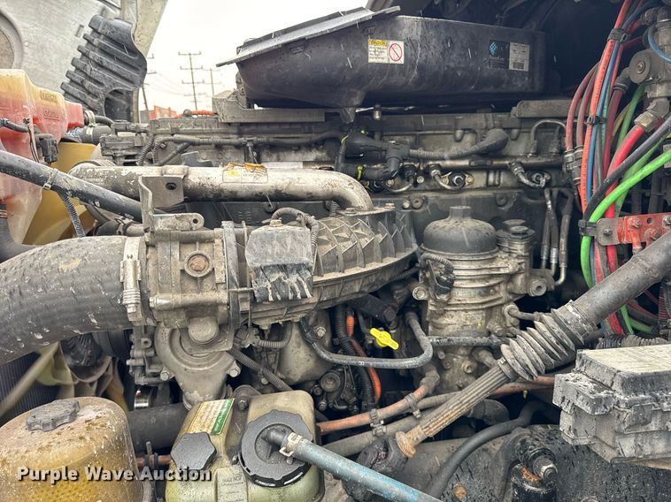 image for item DH9879 2015 Freightliner Cascadia semi truck