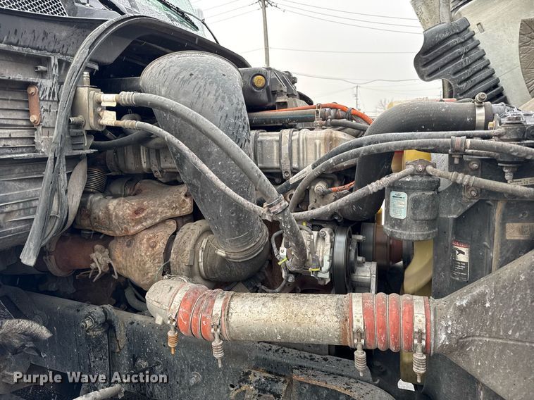 image for item DH9879 2015 Freightliner Cascadia semi truck