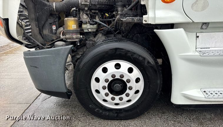 image for item DH9879 2015 Freightliner Cascadia semi truck