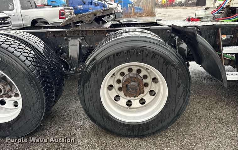 image for item DH9879 2015 Freightliner Cascadia semi truck