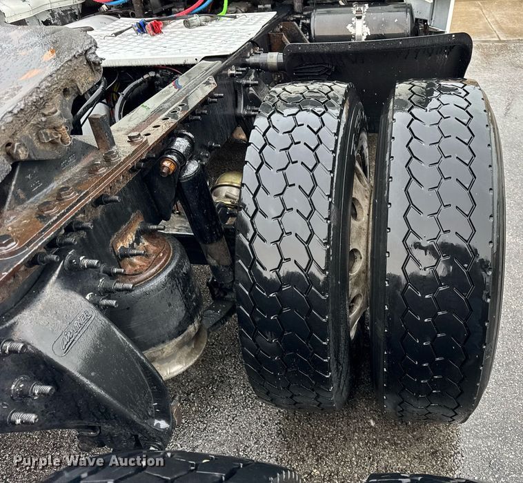 image for item DH9879 2015 Freightliner Cascadia semi truck