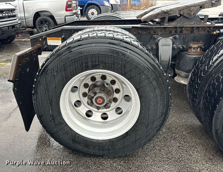 image for item DH9879 2015 Freightliner Cascadia semi truck