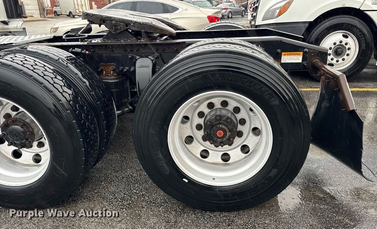 image for item DH9879 2015 Freightliner Cascadia semi truck