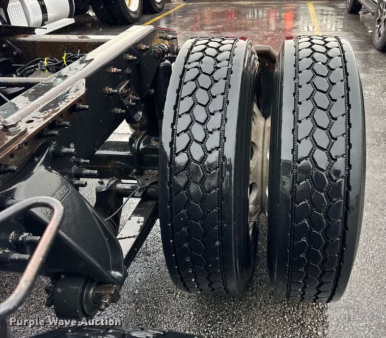 image for item DH9879 2015 Freightliner Cascadia semi truck