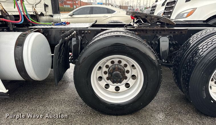 image for item DH9879 2015 Freightliner Cascadia semi truck