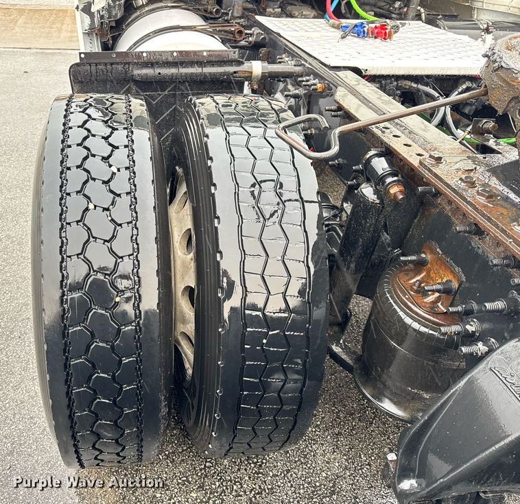 image for item DH9879 2015 Freightliner Cascadia semi truck