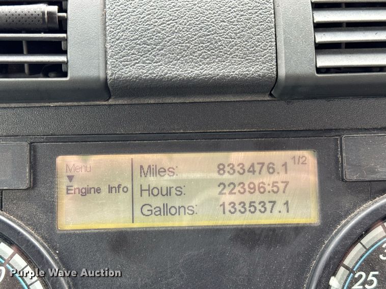 image for item DH9879 2015 Freightliner Cascadia semi truck