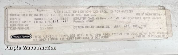 image for item DH9879 2015 Freightliner Cascadia semi truck