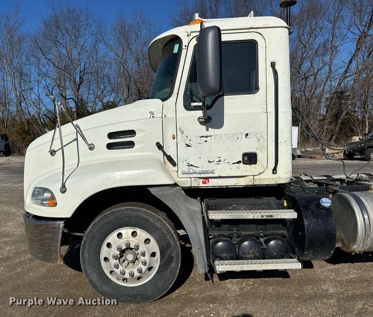 image for item DH9891 2012 Mack CXU semi truck