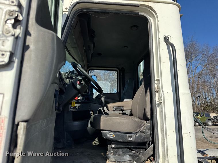 image for item DH9891 2012 Mack CXU semi truck