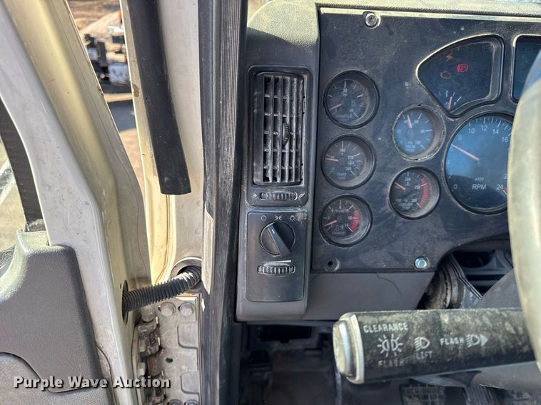 image for item DH9891 2012 Mack CXU semi truck