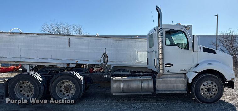 image for item DM5608 2015 Kenworth T880 semi truck
