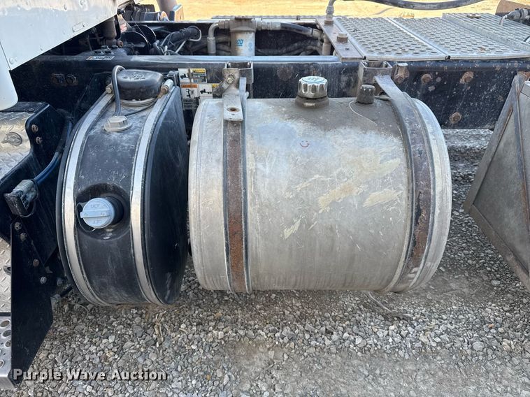 image for item DM5608 2015 Kenworth T880 semi truck