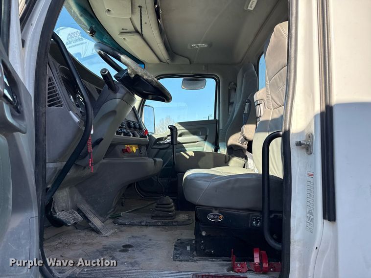 image for item DM5608 2015 Kenworth T880 semi truck