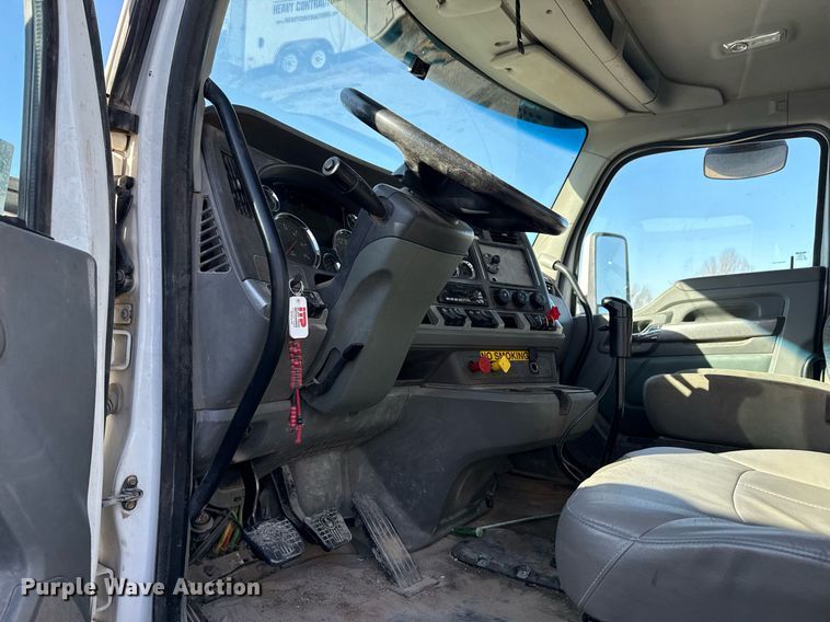 image for item DM5608 2015 Kenworth T880 semi truck