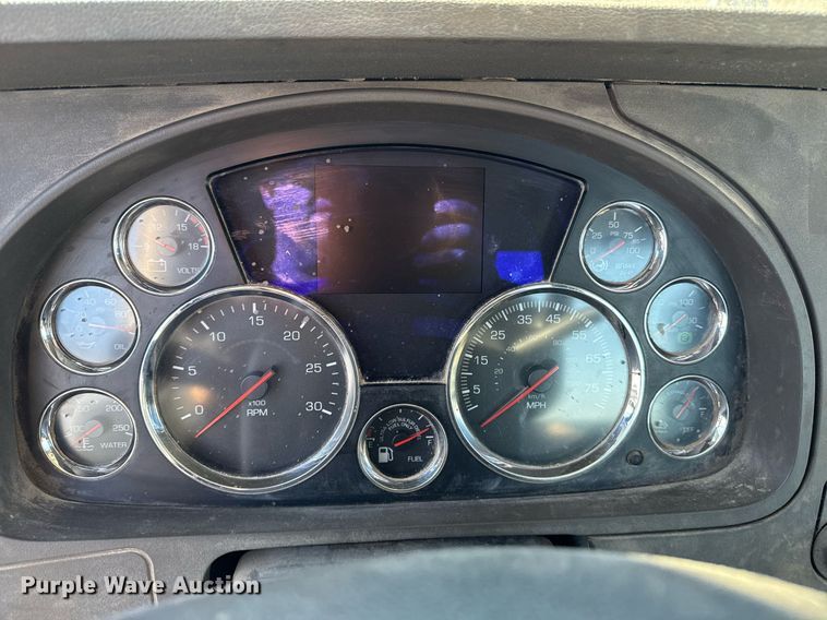 image for item DM5608 2015 Kenworth T880 semi truck