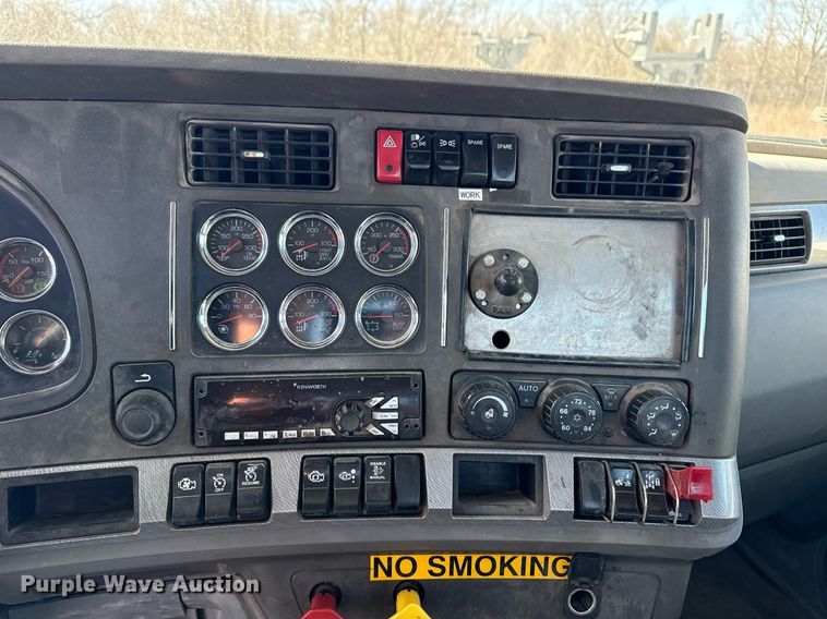 image for item DM5608 2015 Kenworth T880 semi truck