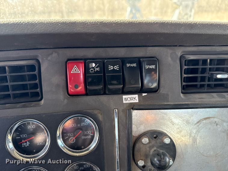 image for item DM5608 2015 Kenworth T880 semi truck