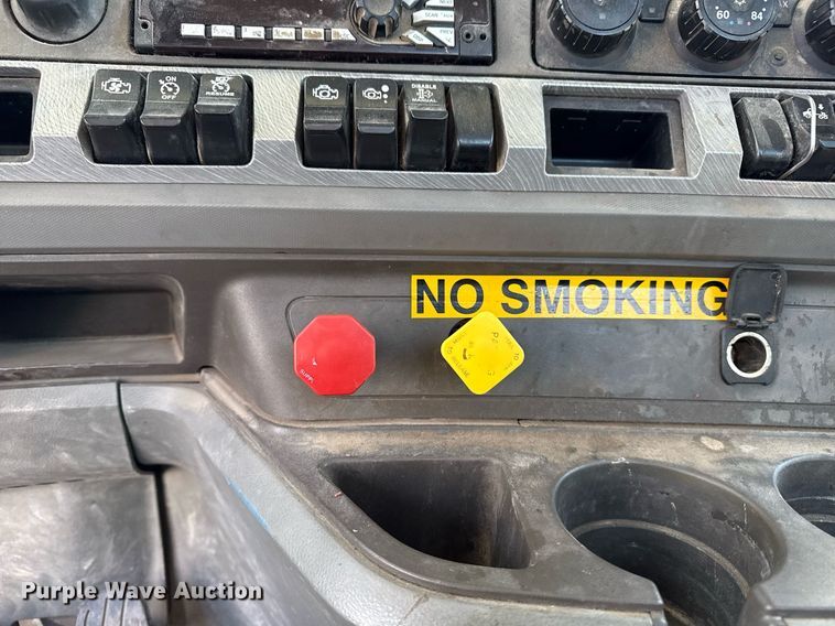 image for item DM5608 2015 Kenworth T880 semi truck