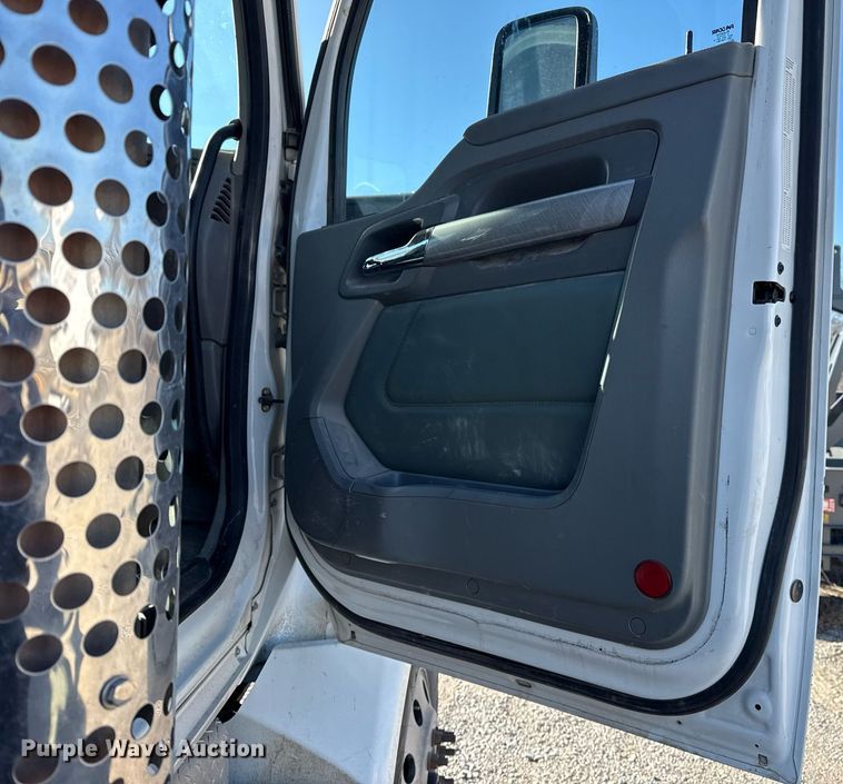 image for item DM5608 2015 Kenworth T880 semi truck