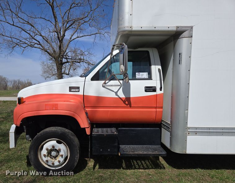 image for item DP6222 2000 GMC C6500 box truck