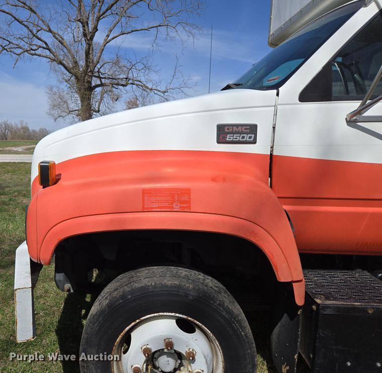 image for item DP6222 2000 GMC C6500 box truck