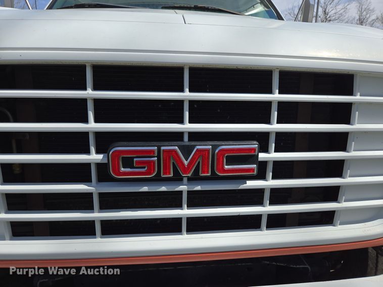 image for item DP6222 2000 GMC C6500 box truck