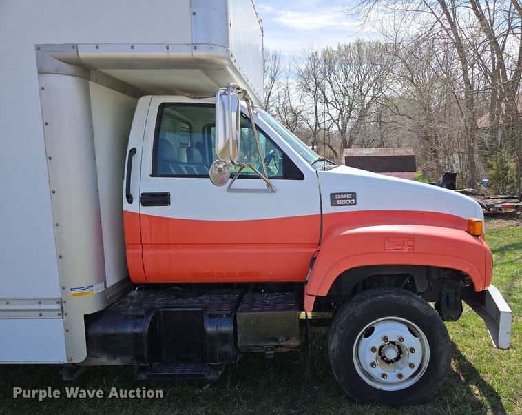 image for item DP6222 2000 GMC C6500 box truck