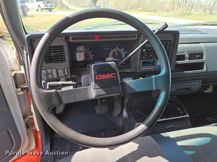 image for item DP6222 2000 GMC C6500 box truck