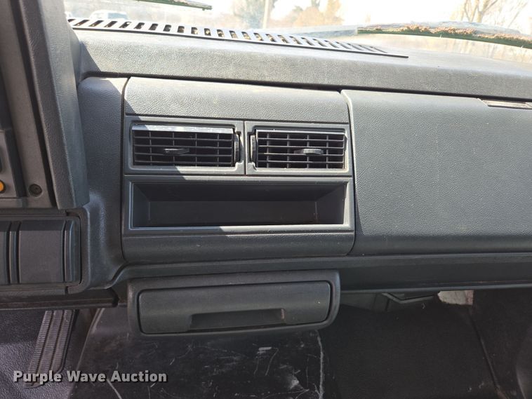 image for item DP6222 2000 GMC C6500 box truck