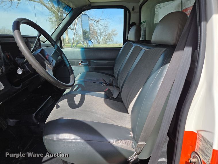 image for item DP6222 2000 GMC C6500 box truck