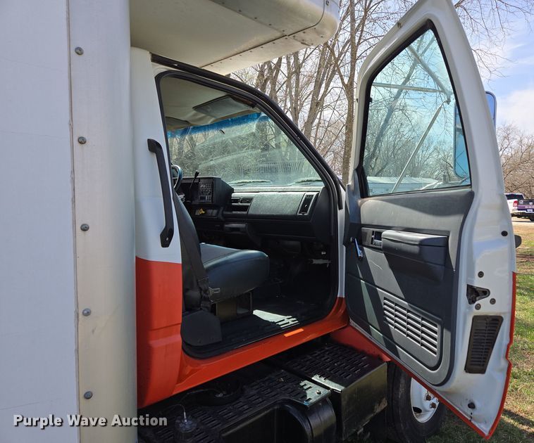 image for item DP6222 2000 GMC C6500 box truck