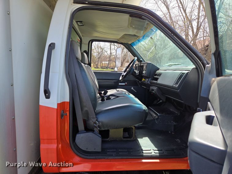image for item DP6222 2000 GMC C6500 box truck