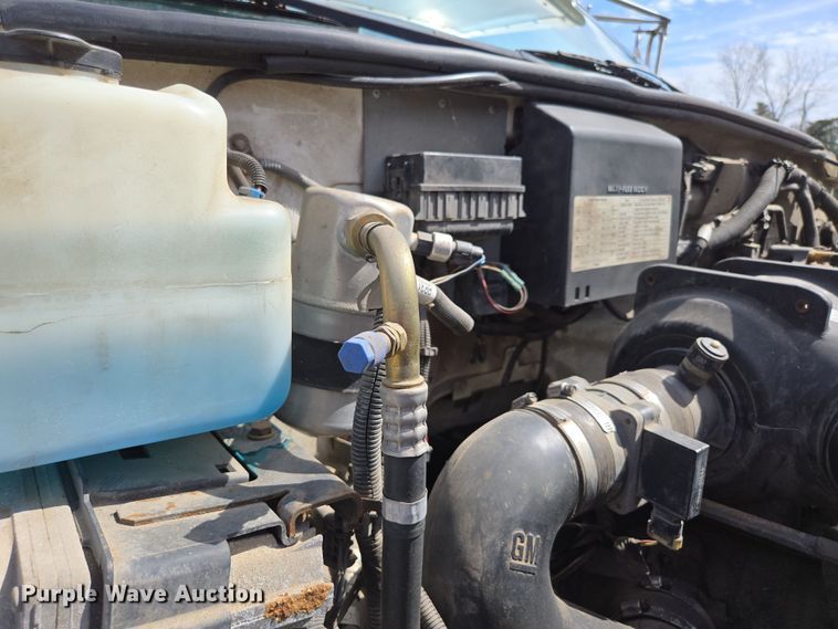 image for item DP6222 2000 GMC C6500 box truck