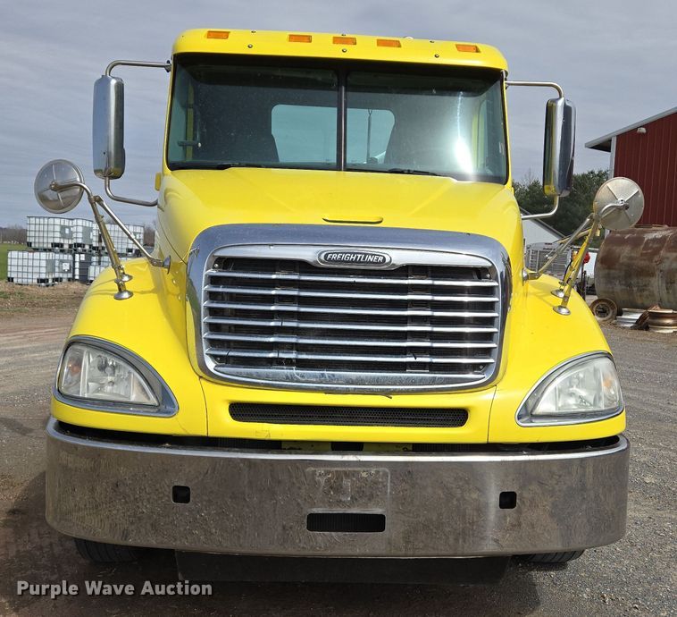 image for item DS5325 2010 Freightliner Columbia semi truck