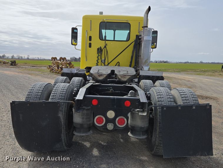 image for item DS5325 2010 Freightliner Columbia semi truck