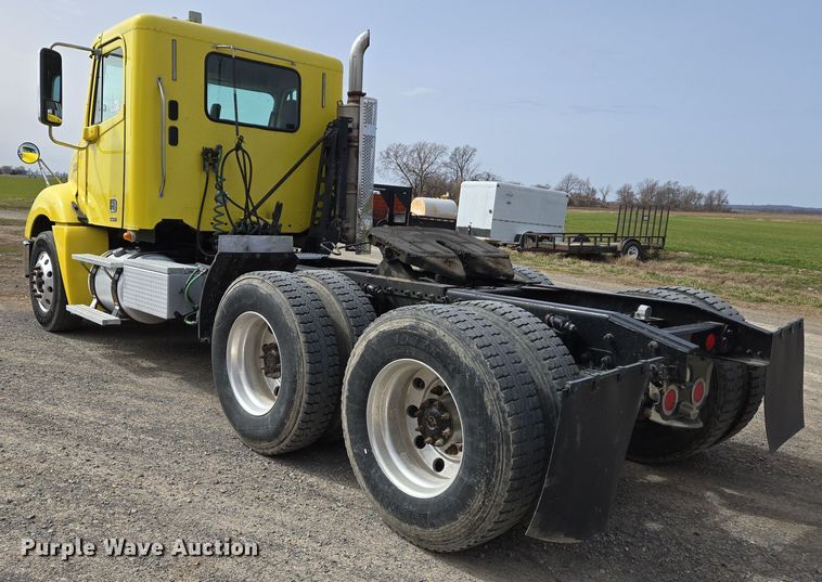 image for item DS5325 2010 Freightliner Columbia semi truck