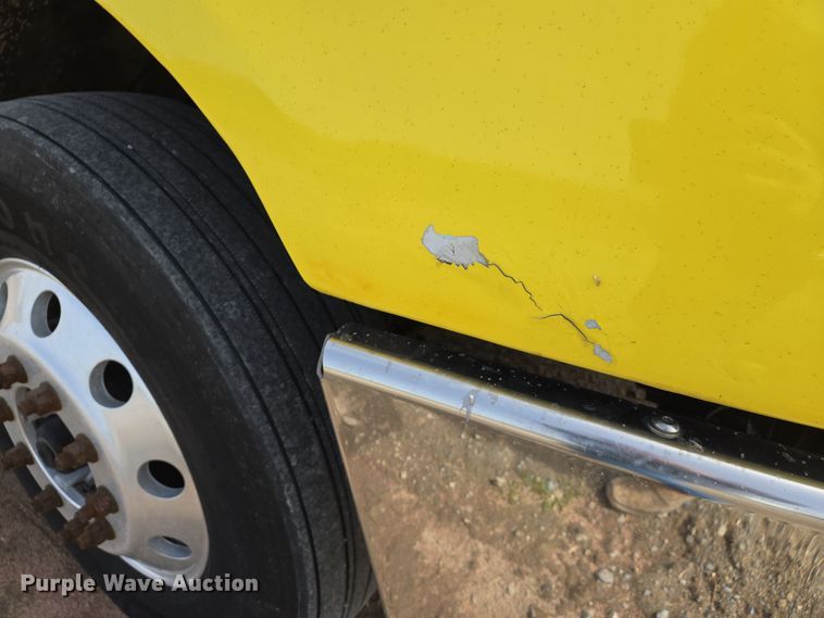 image for item DS5325 2010 Freightliner Columbia semi truck