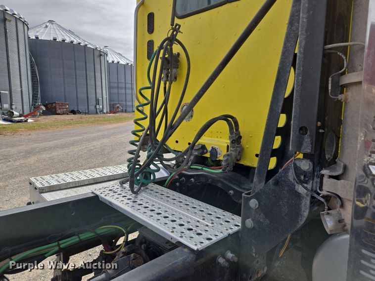 image for item DS5325 2010 Freightliner Columbia semi truck